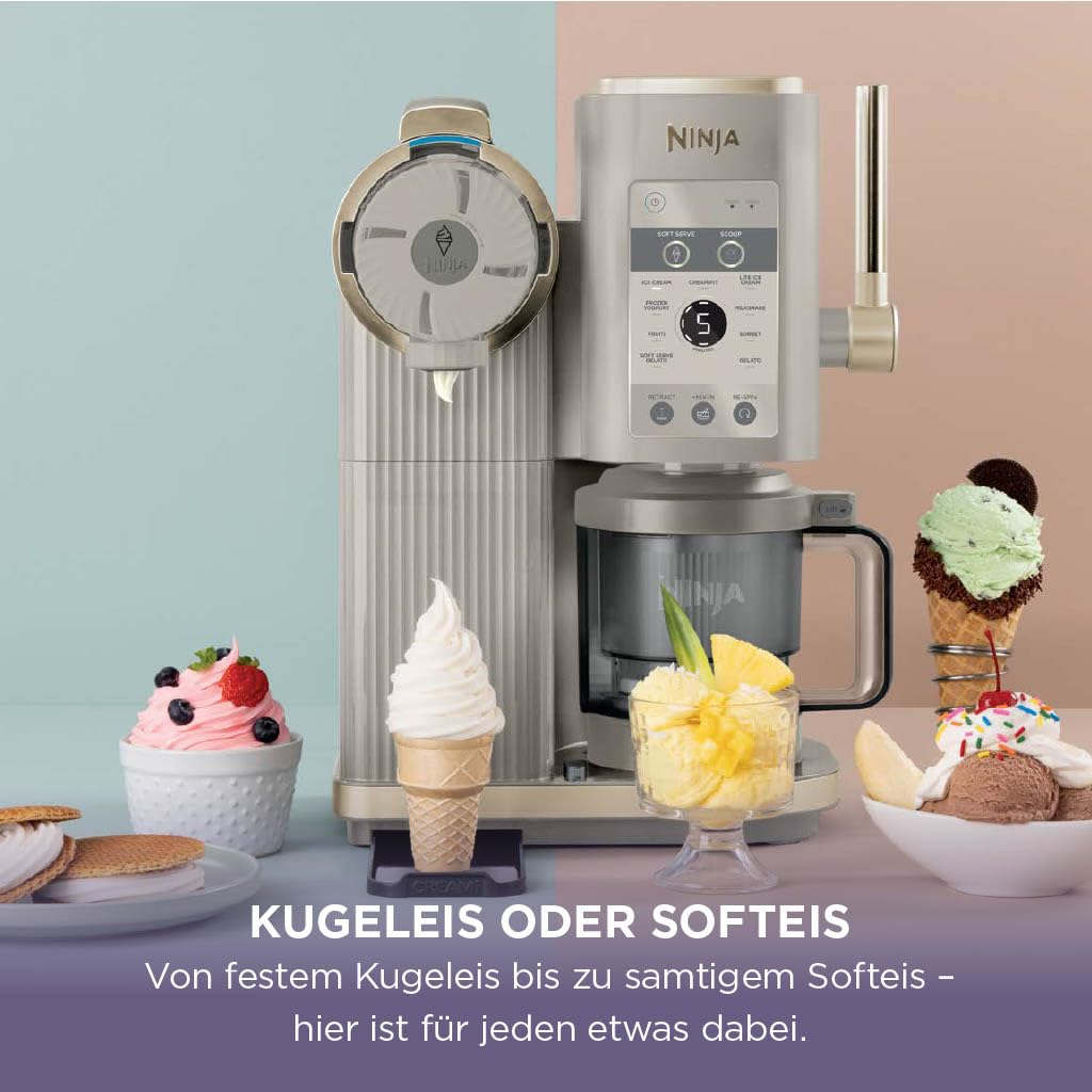 Eine Ninja Eismaschine steht auf einem Tisch, umgeben von verschiedenen Eissorten in Schalen und Waffeln.
