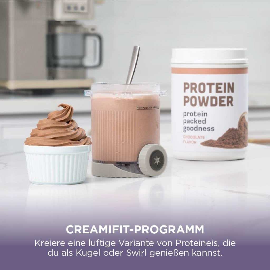 Schokoladen-Proteinpulver-Dose, ein Shaker mit Schokoshake und ein Becher mit Schokoeiscreme auf einem Tisch.