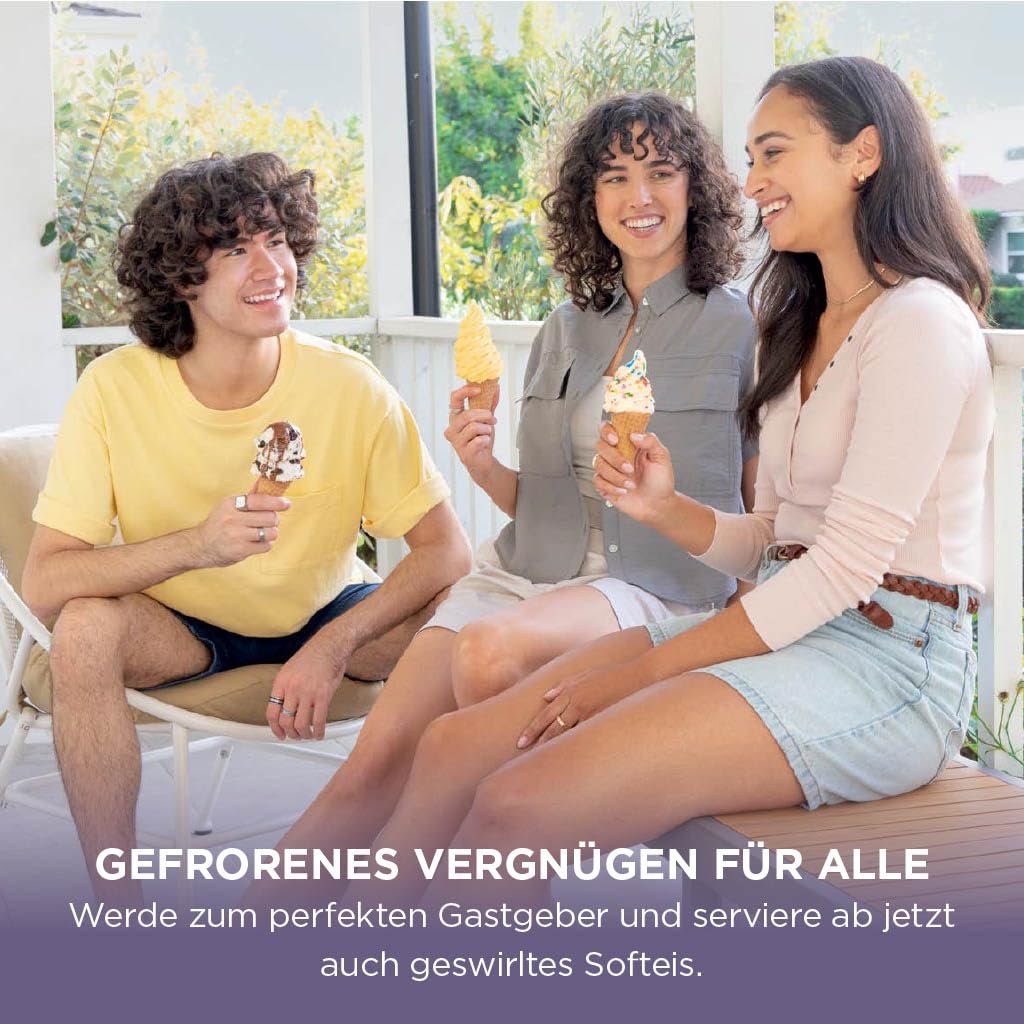Drei junge Freunde sitzen auf einer Veranda und halten lächelnd Eiswaffeln in der Hand.