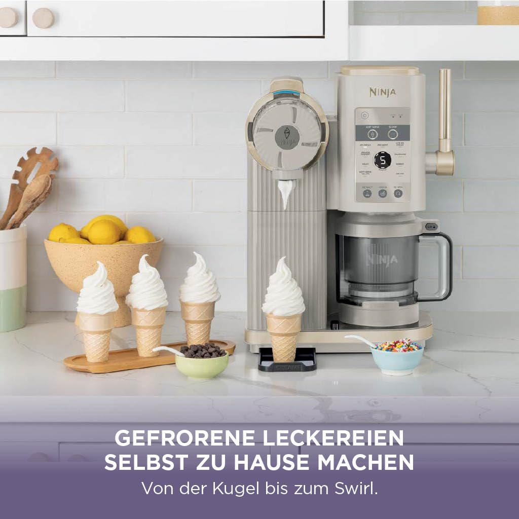 Eine Ninja-Eismaschine auf einer Küchentheke mit Eistüten und einer Zitronenschale im Hintergrund.