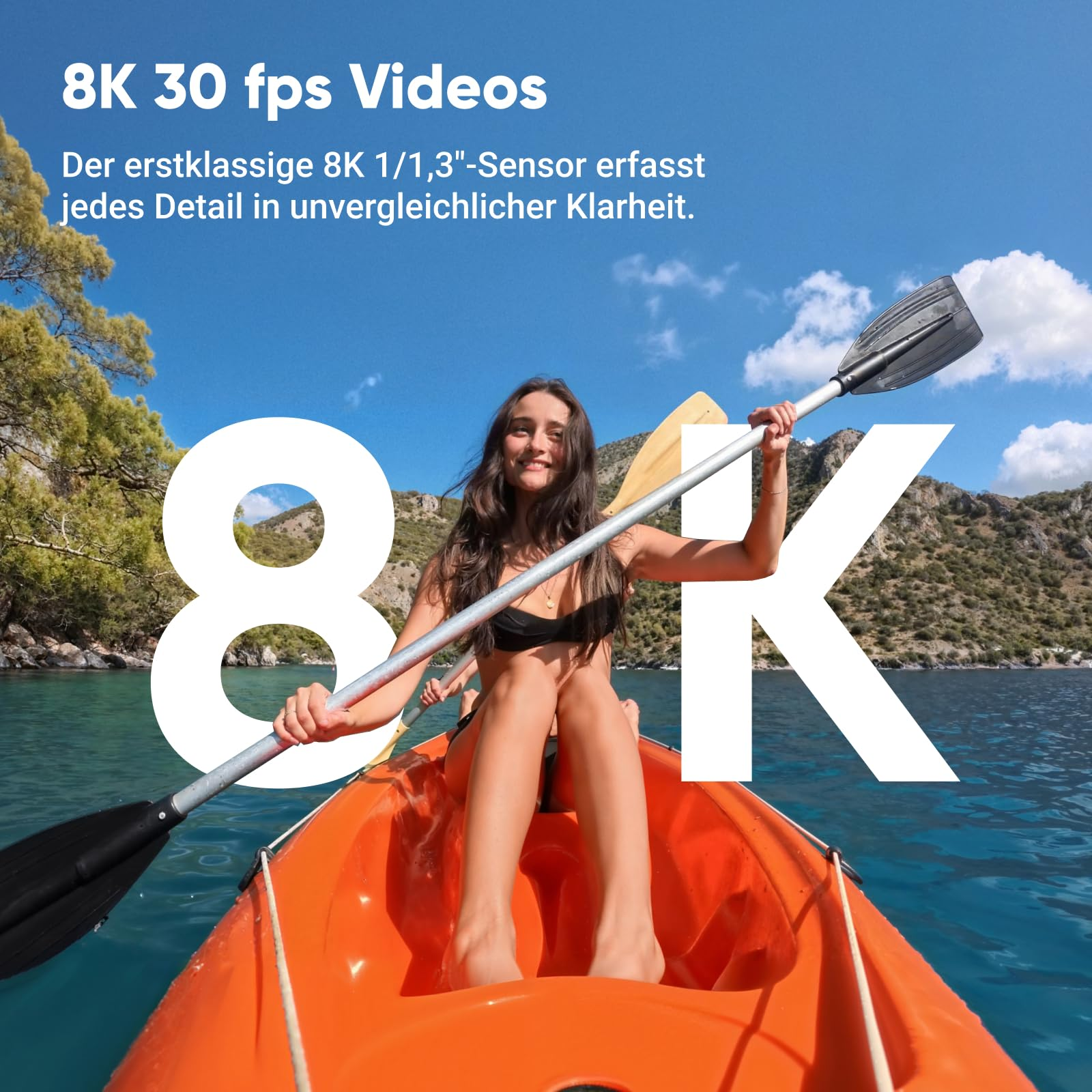 Une femme faisant du kayak dans un bateau orange sur l'eau avec des montagnes.