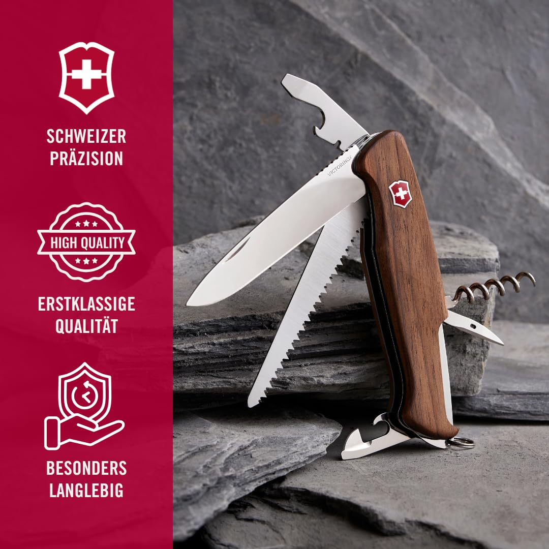 Ein hölzernes Schweizer Taschenmesser mit mehreren ausgeklappten Werkzeugen steht auf grauen Steinen.