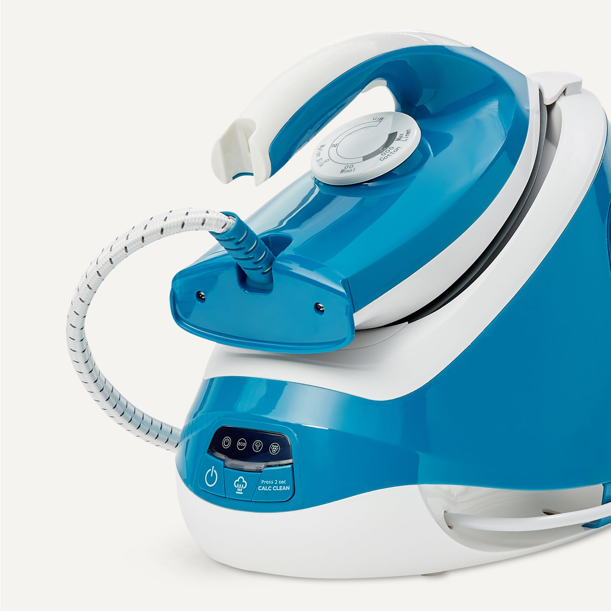 Sistema stirante a vapore blu e bianco su sfondo bianco con tubo collegato.