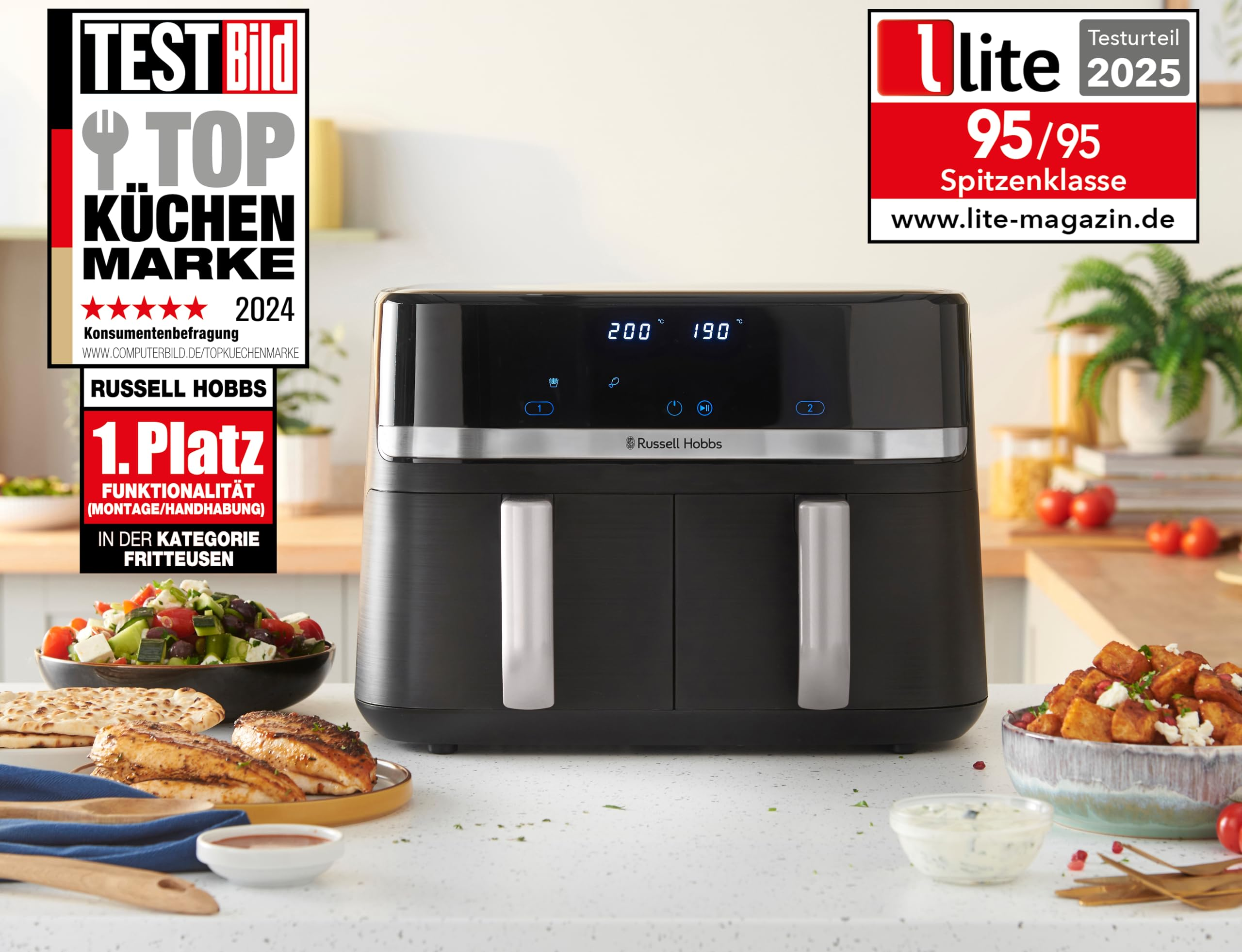 Friteuse sans huile Russell Hobbs sur un comptoir avec salade, pain plat et poulet grille.
