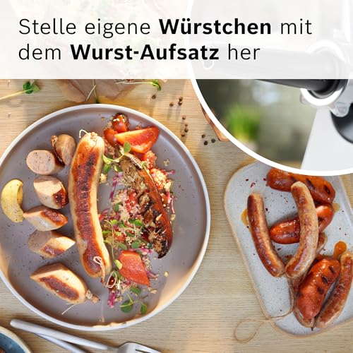 Teller mit gegrillten Würstchen, Gemüse und Salat, daneben Wurstaufsatz und deutscher Text.