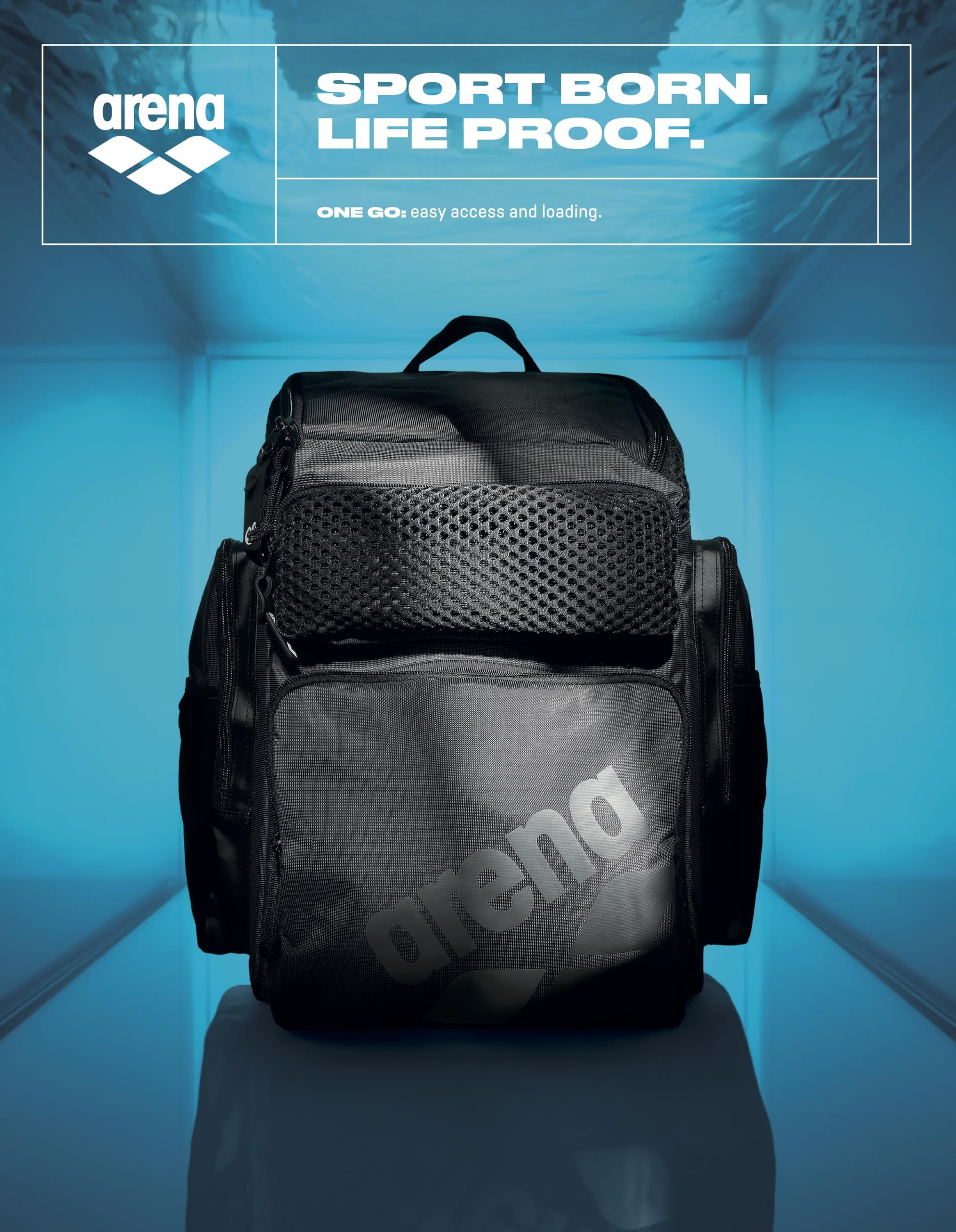 Ein schwarzer Arena-Rucksack auf leuchtend blauem Hintergrund mit den Texten Sport born und Life proof.