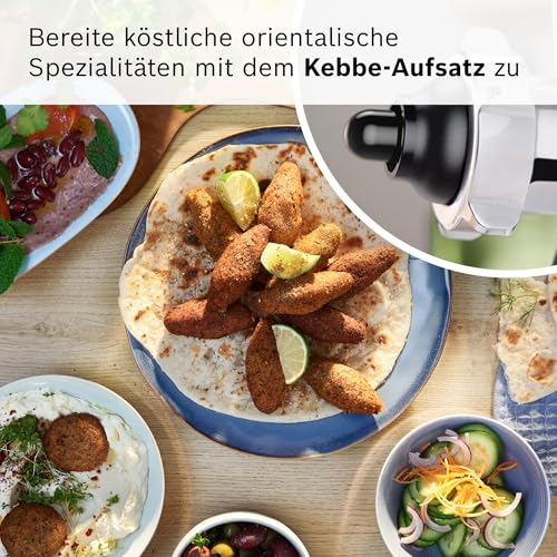Kebbe-Aufsatz und Teller mit frischen Falafel, Fladenbrot und Salat auf Holztisch.