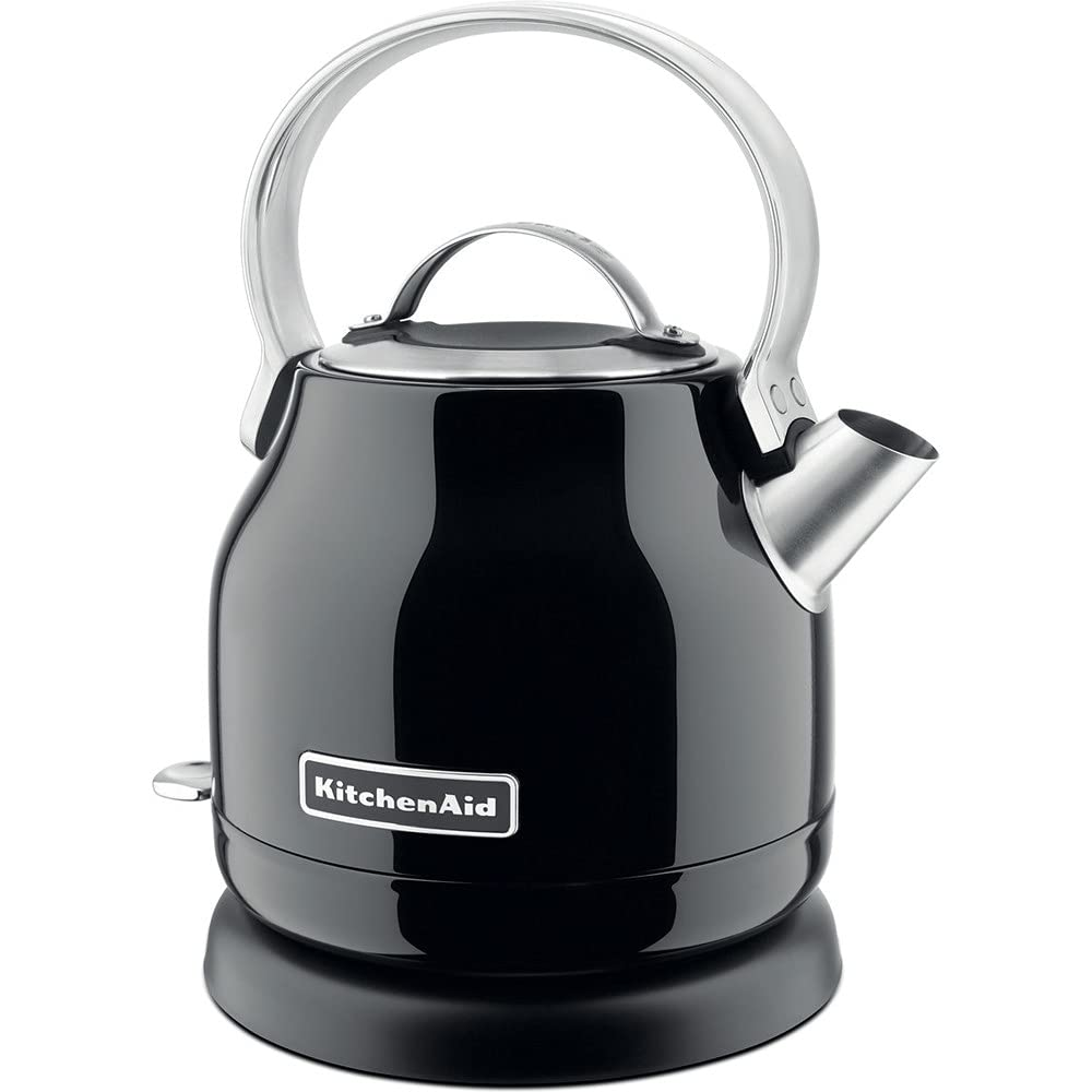 Glänzender schwarzer KitchenAid Teekessel mit silbernem Griff und Ausguss auf schwarzem Sockel.
