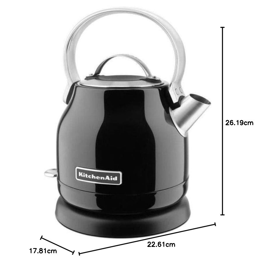 Ein schwarzer KitchenAid Wasserkocher mit silbernen Griffen und Maßangaben auf weißem Hintergrund.