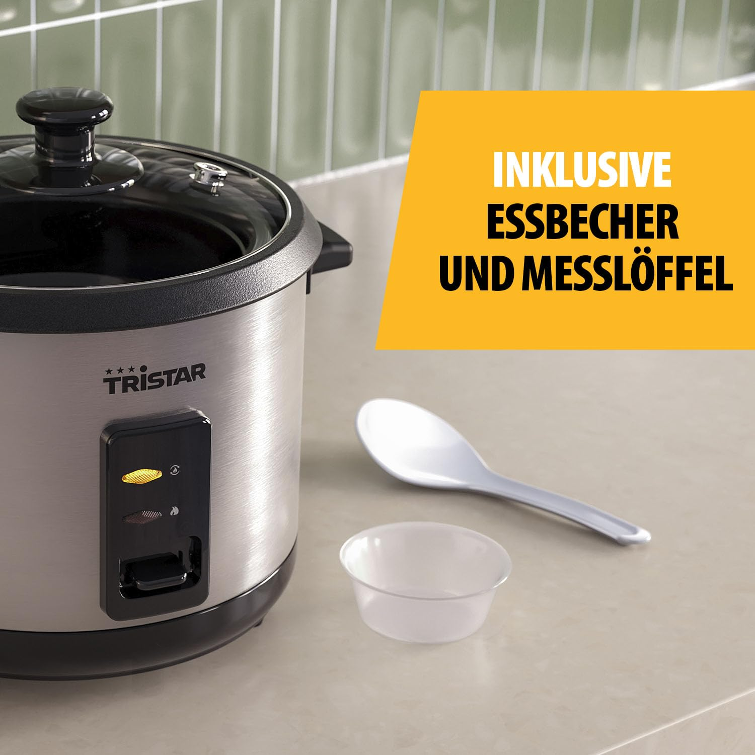 Cuociriso Tristar con cucchiaio dosatore e tazza sul bancone.