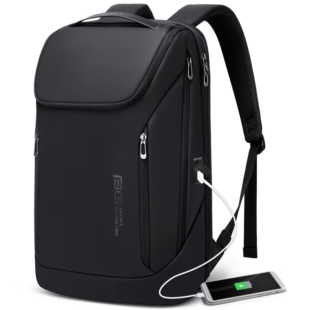 Schwarzer Rucksack mit Reißverschlüssen und Ladekabel für ein Smartphone.