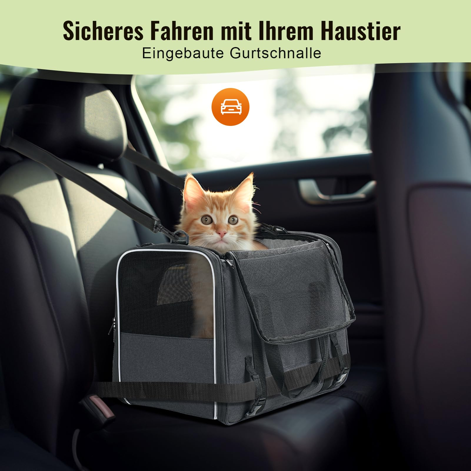 Un piccolo gatto arancione siede in un trasportino grigio su un seggiolino auto.
