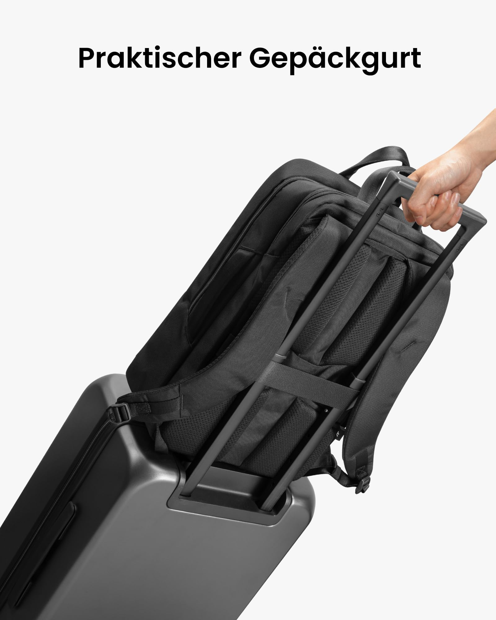 Ein schwarzer Rucksack ist mit einer Gepäckschlaufe auf dem ausziehbaren Griff eines Trolleys befestigt.