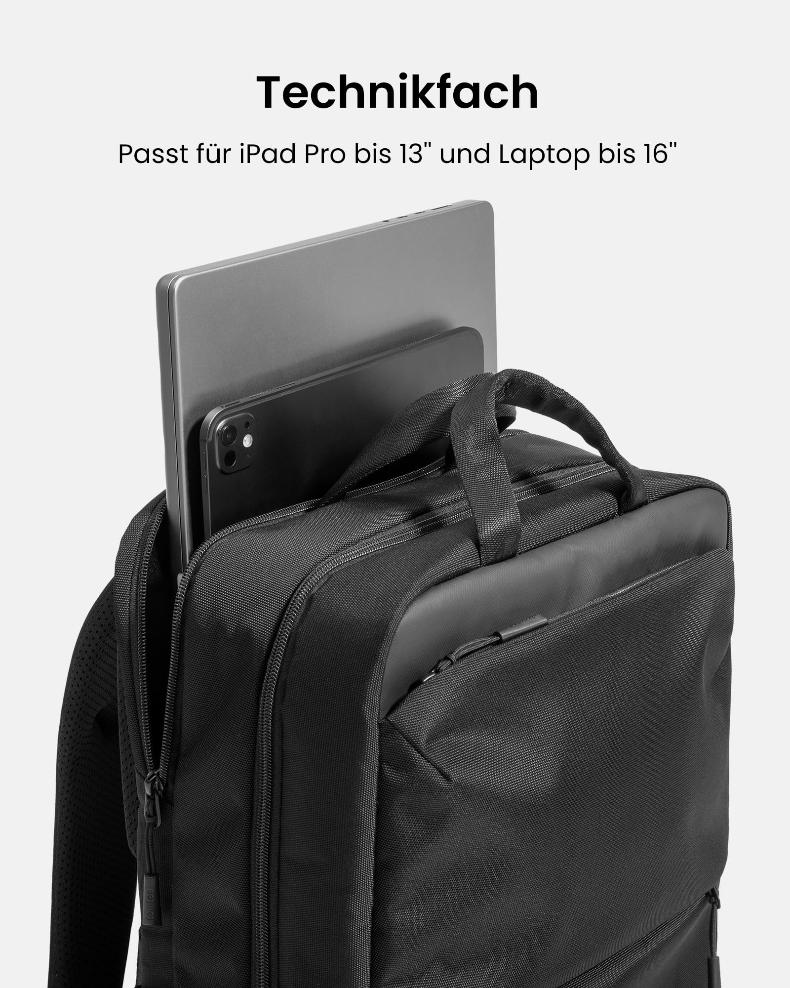 Ein schwarzer Rucksack zeigt ein Laptop und ein Tablet im Technikfach, mit Text darüber.