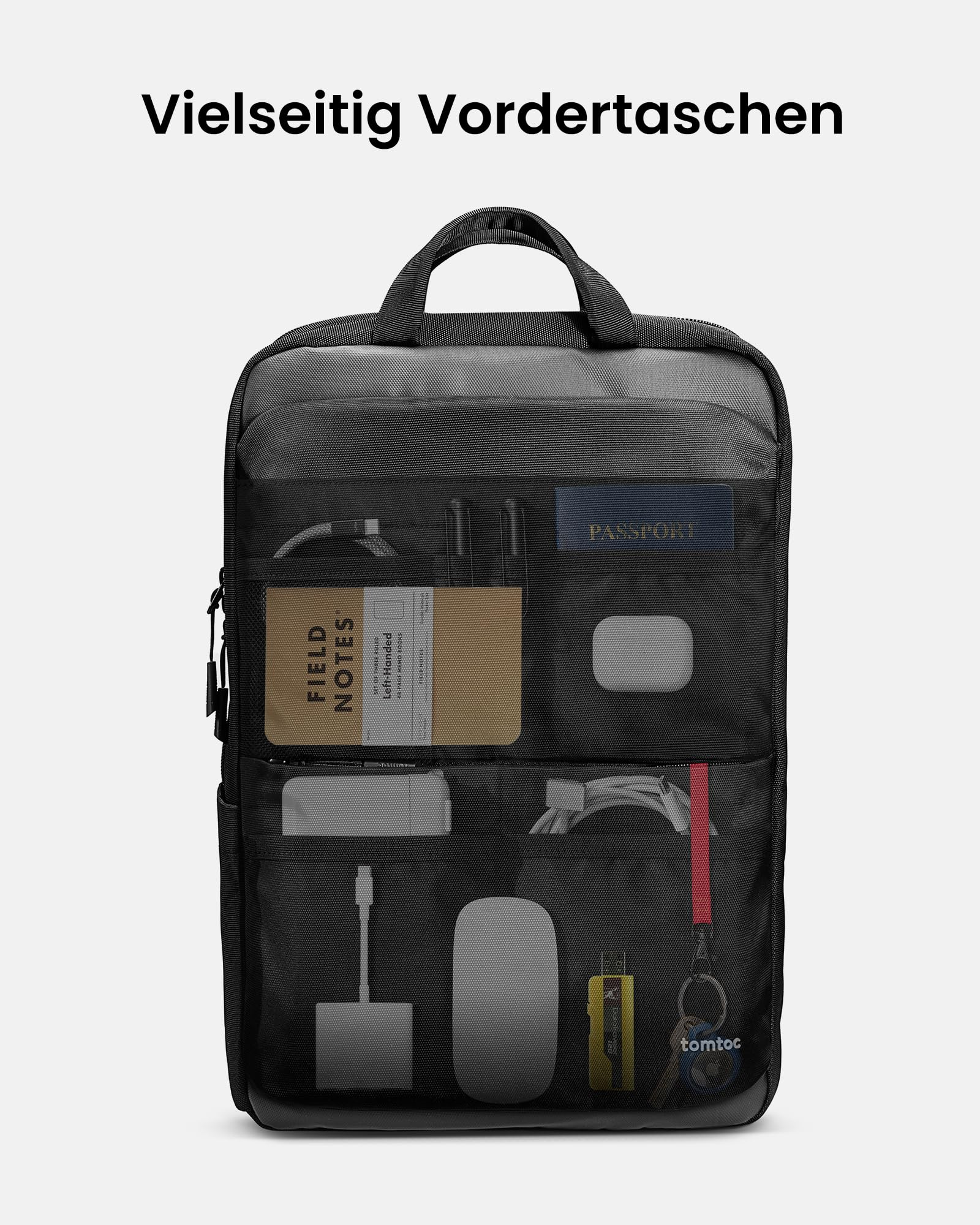 Schwarzer Rucksack mit vielseitigen Vordertaschen, gefüllt mit Notizbuch, Reisepass und Kabeln.