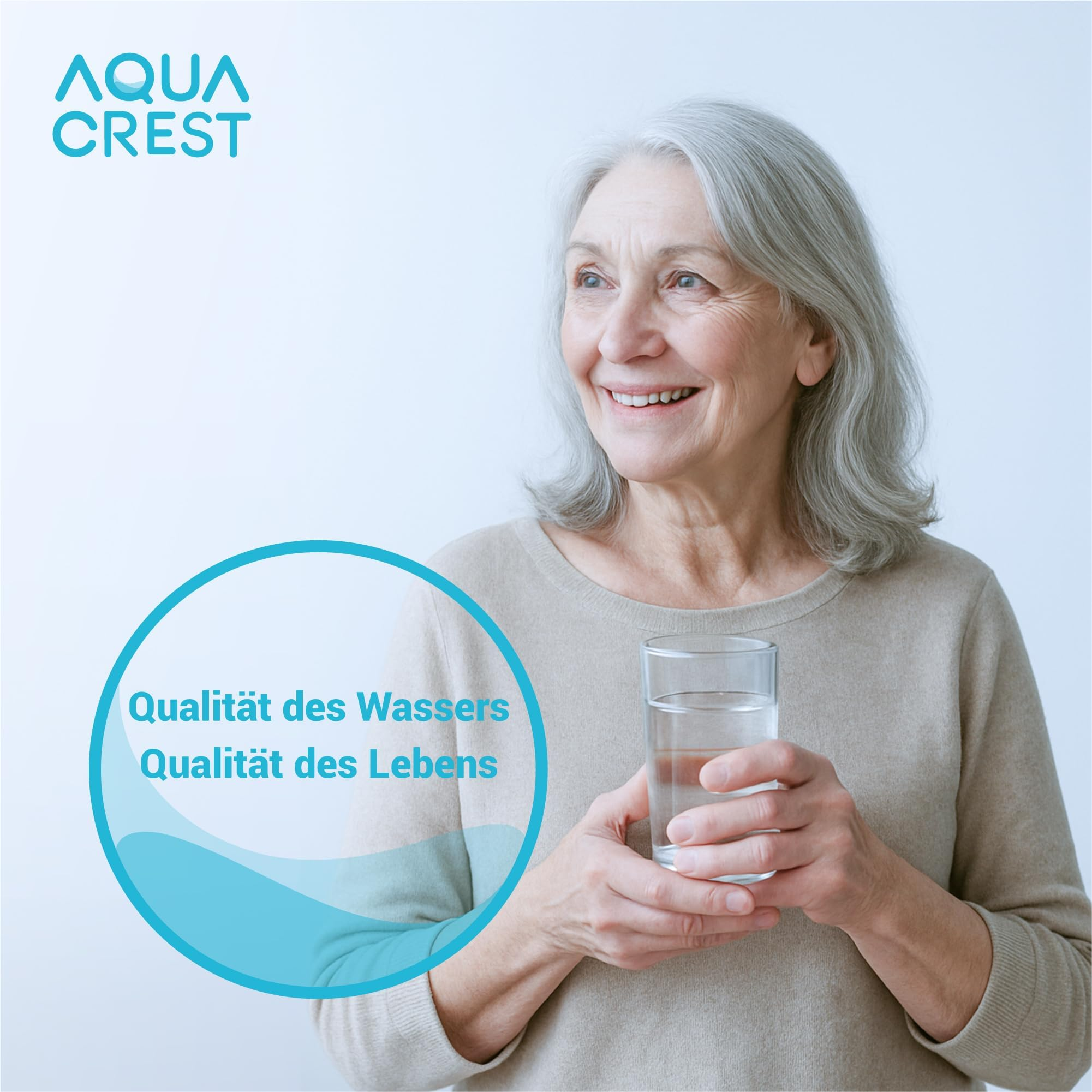 Donna anziana sorride mentre tiene un bicchiere d'acqua su sfondo bianco.