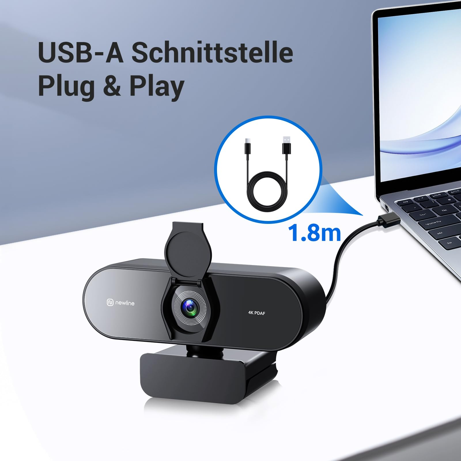 Webcam 4K nera con coperchio per la privacy aperto su una scrivania, collegata a un laptop con cavo da 1,8 m.
