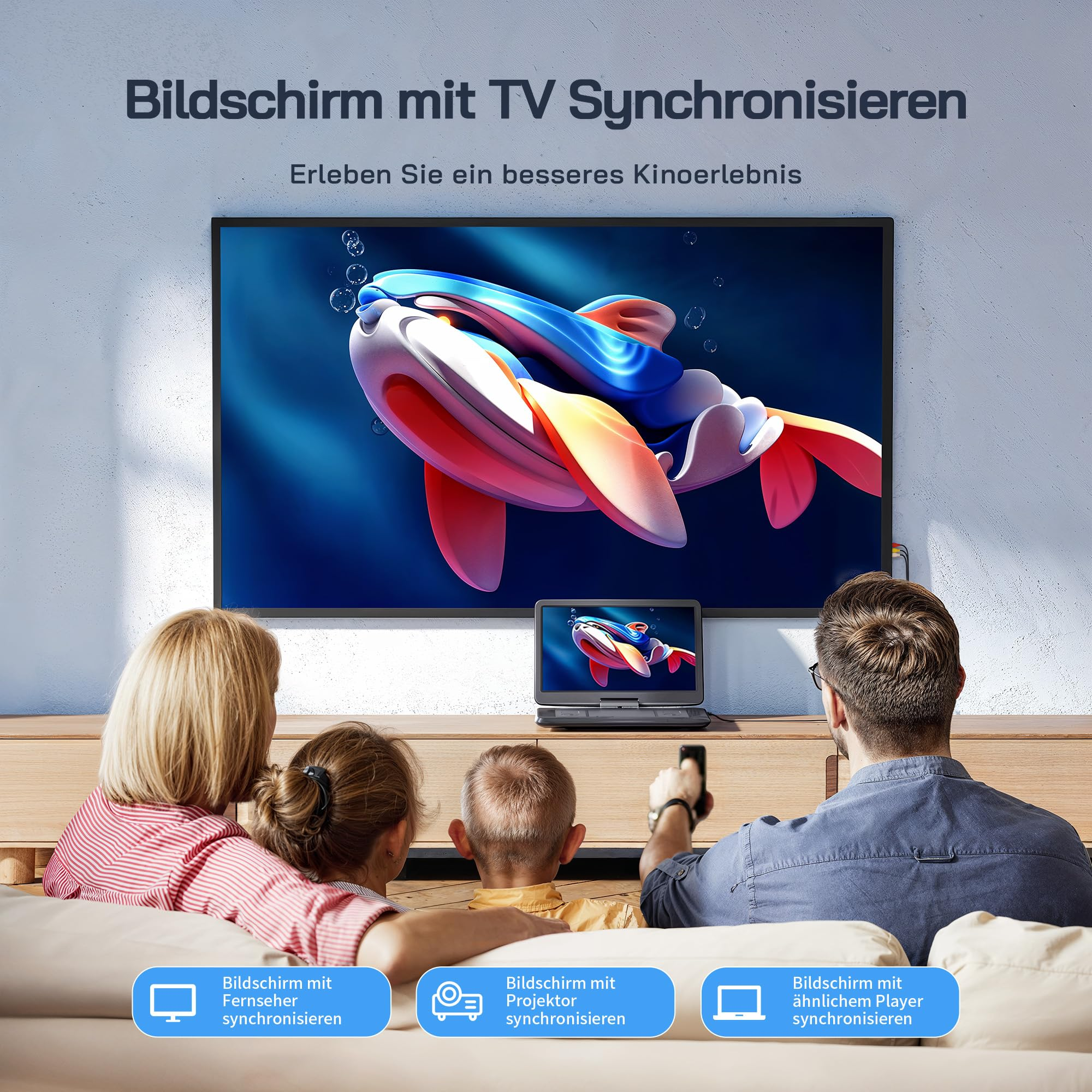Une famille assise sur un canapé regarde un grand écran affichant un poisson coloré.