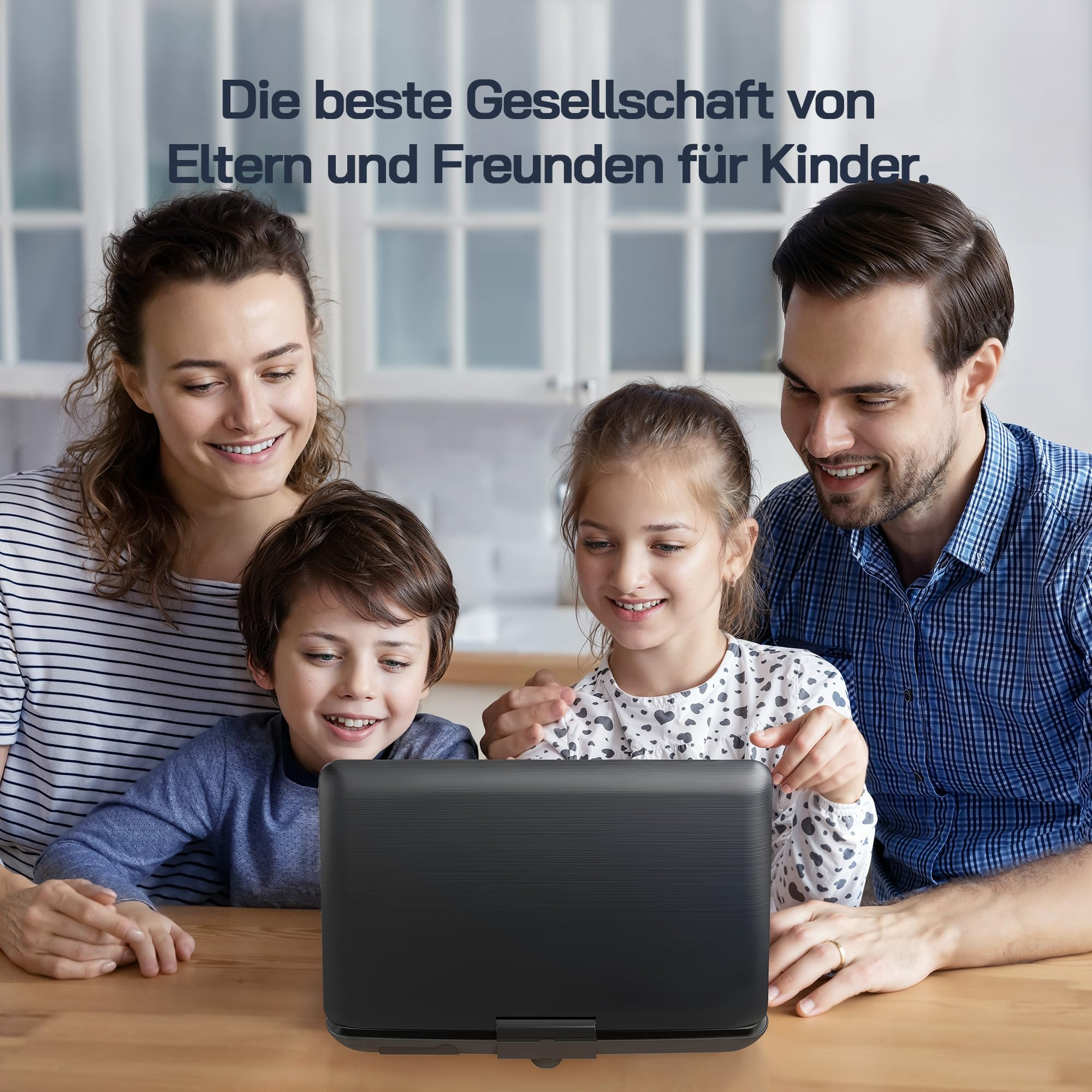 Une famille de quatre personnes regarde un ordinateur portable ensemble avec le sourire.
