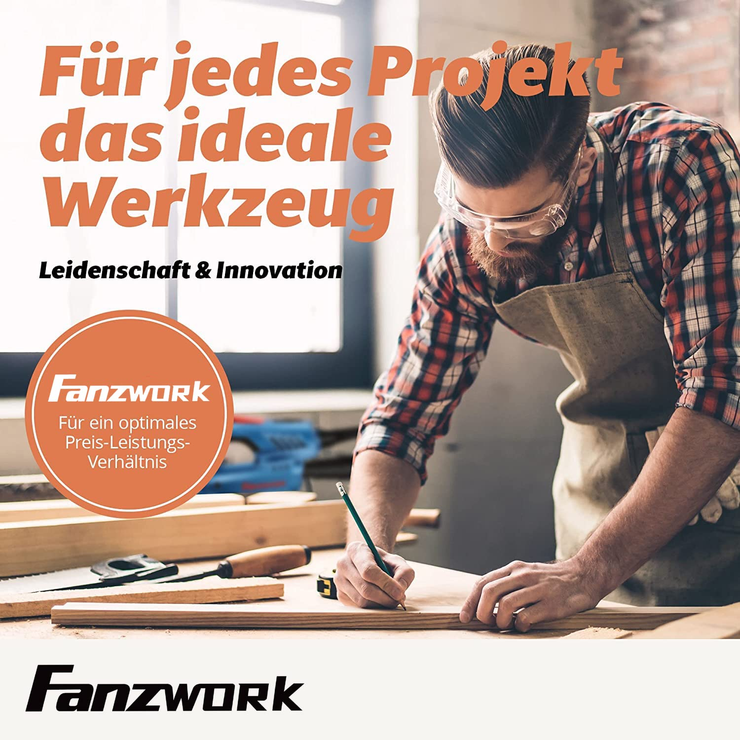 Handwerker in Schutzbrille misst und markiert Holz am Tisch, mit deutschem Text und Firmenlogo.