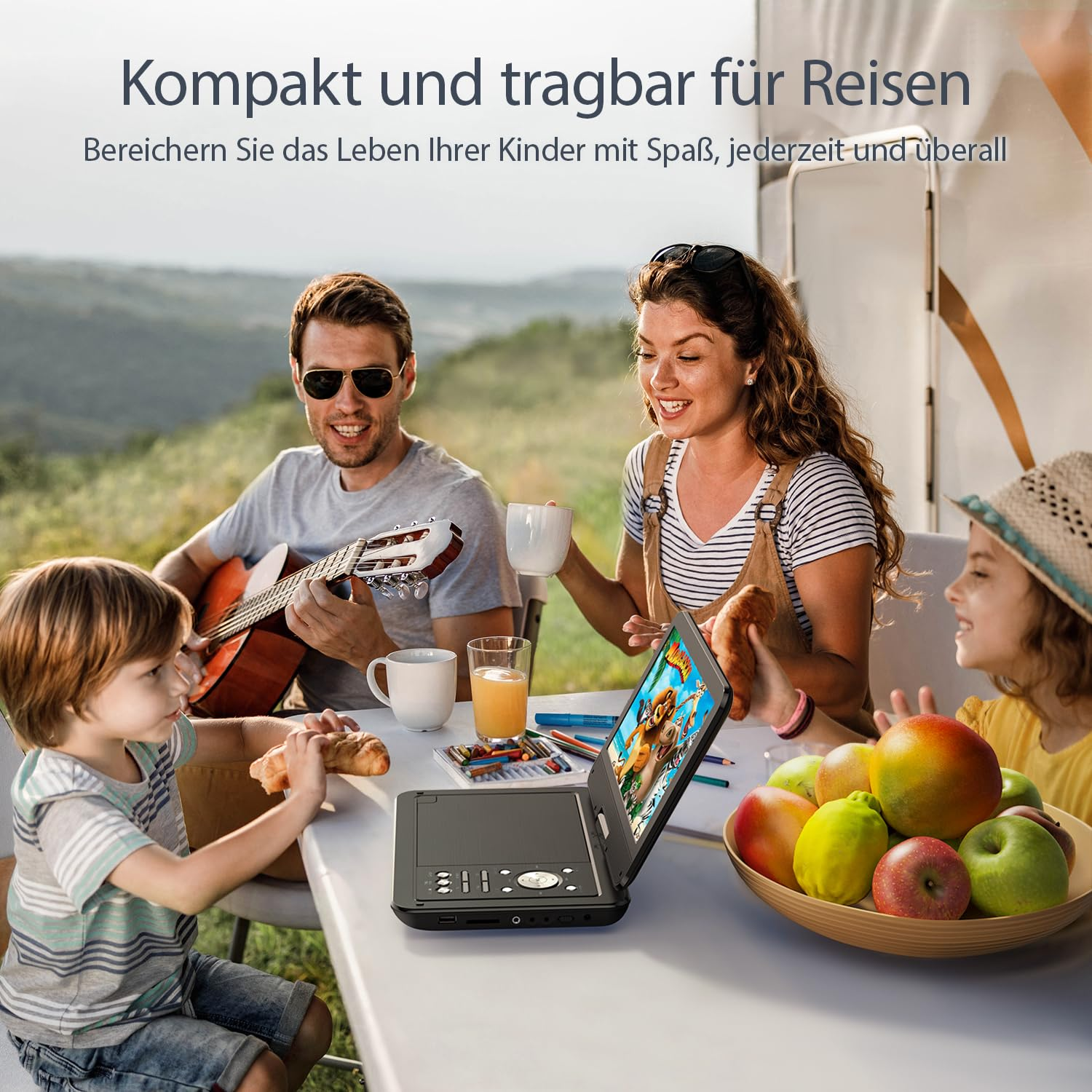 Famille en camping, jouant de la guitare, utilisant un lecteur DVD et mangeant des fruits.