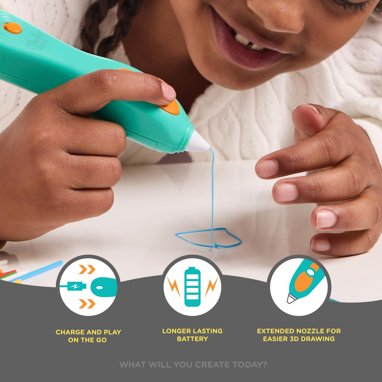 Un enfant utilise un stylo 3D turquoise pour dessiner des lignes bleues sur une surface blanche.