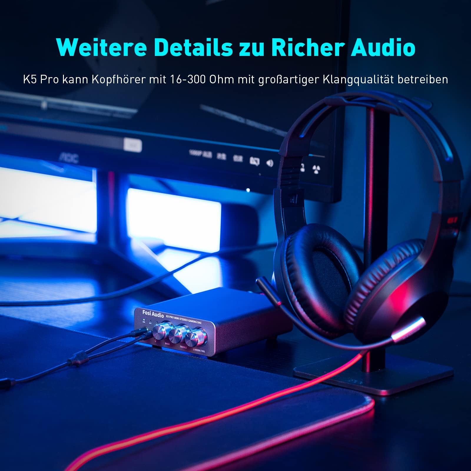 Ein Fosi Audio DAC und Kopfhörer auf einem Ständer vor einem blau beleuchteten Monitor.
