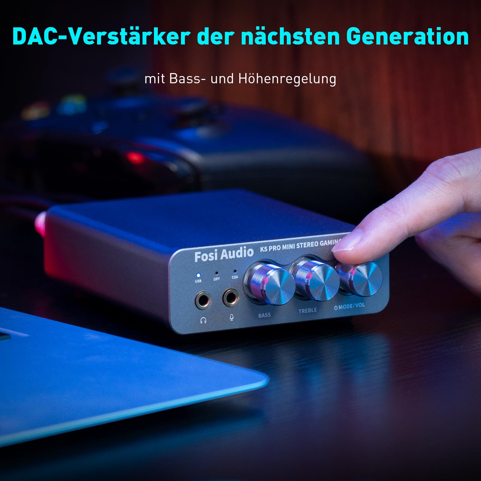 Hand bedient den silbernen Fosi Audio Verstärker mit Knöpfen.