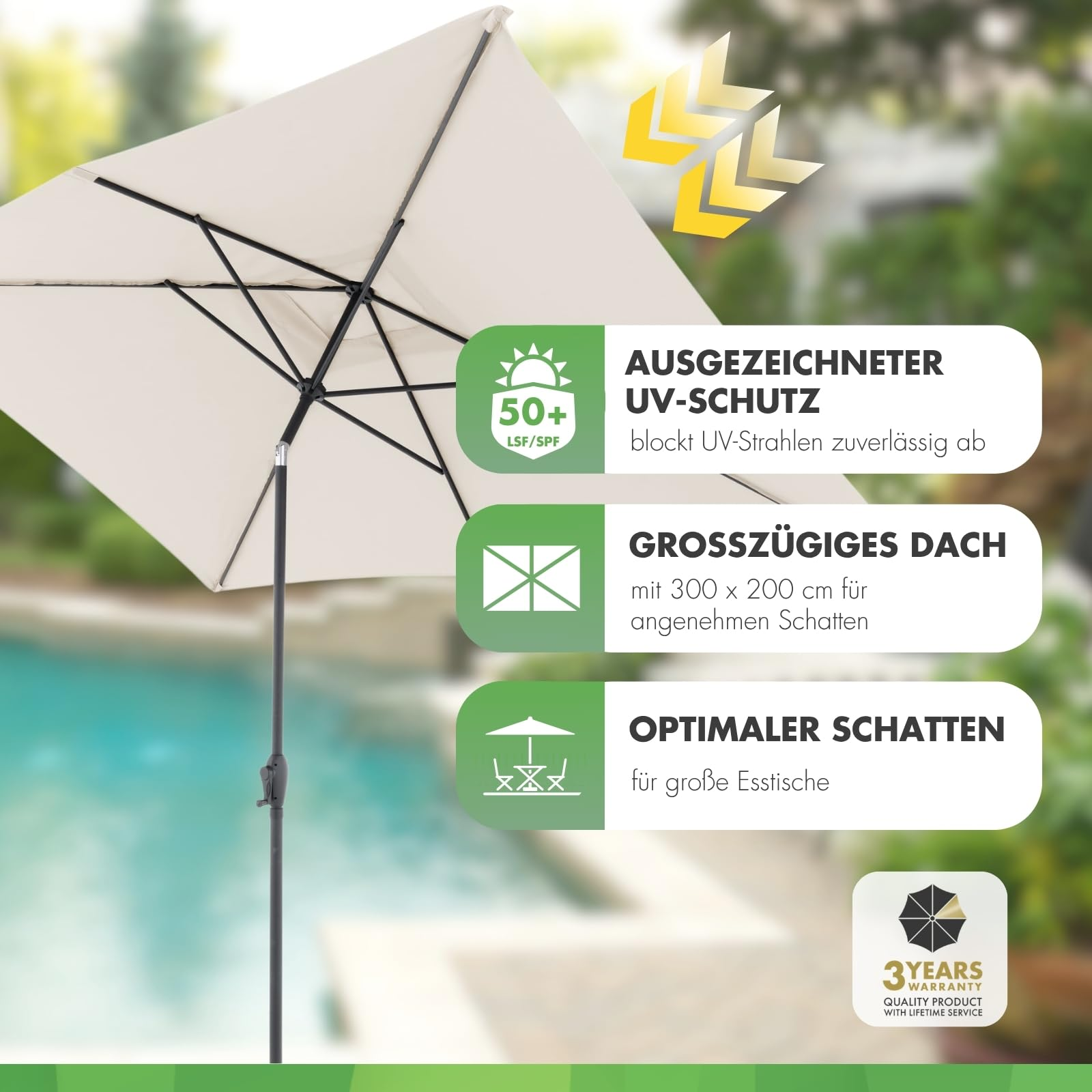 Beige Gartenschirm mit schwarzem Gestell vor Pool, mit UV-Schutz 50+ und 3 Jahren Garantie.