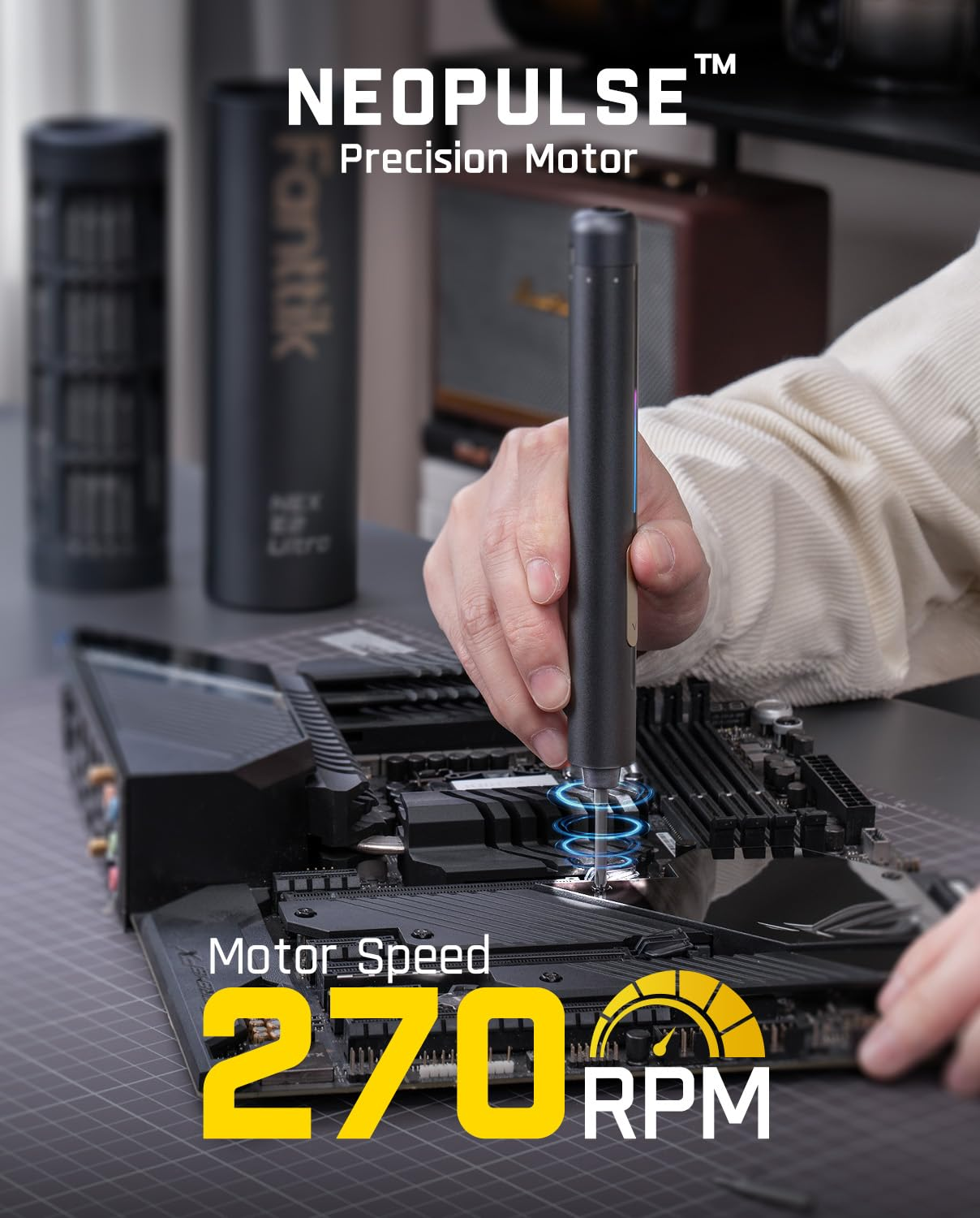 Una persona usa un cacciavite elettrico di precisione Neopulse su una scheda madre a 270 RPM.