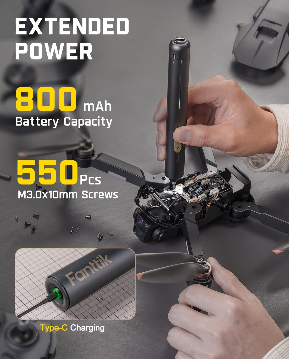 Mano usa cacciavite elettrico su drone, testo indica capacità batteria, viti e ricarica Type-C.