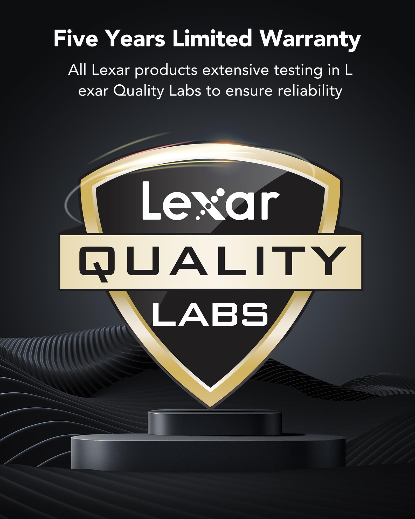 Logo Lexar Quality Labs con cinque anni di garanzia limitata su sfondo nero.