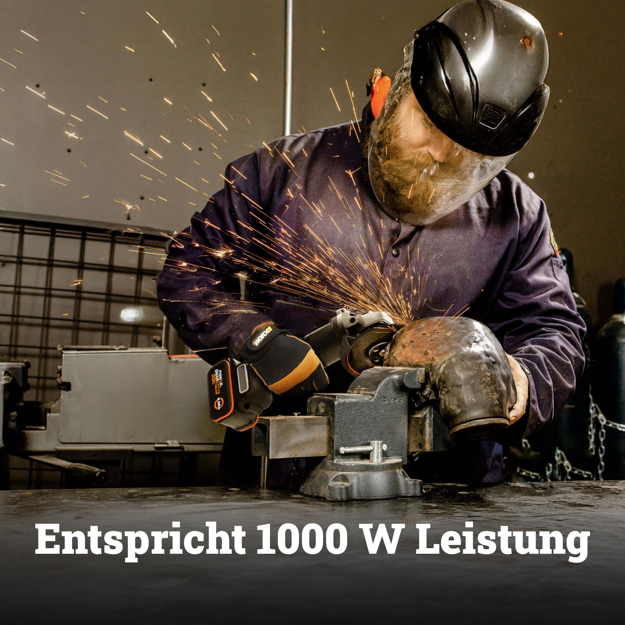Ein Arbeiter mit Helm und Schutzbrille schleift Metall in einer Werkstatt, während Funken fliegen.