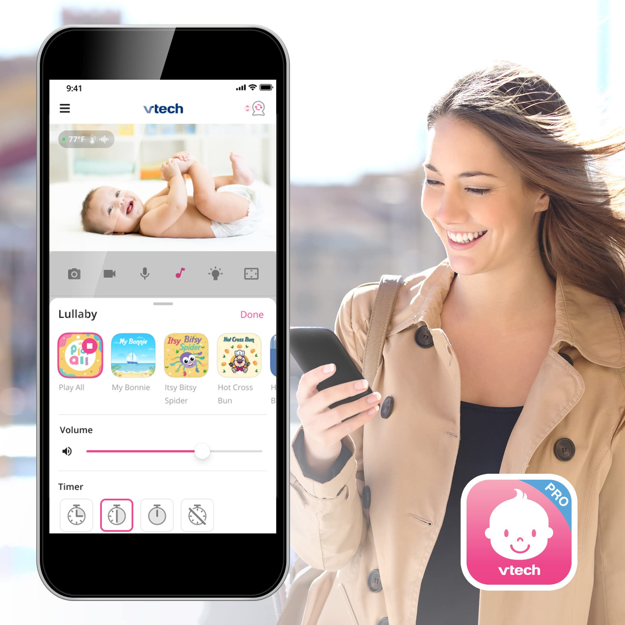 Une femme souriante utilise un smartphone affichant l'application pour bébé VTech.