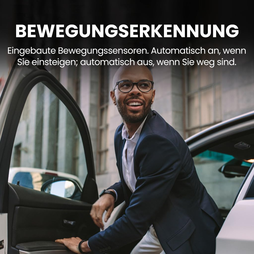 Ein lächelnder Mann im Anzug steigt aus einem weißen Auto, mit deutschem Text oben.