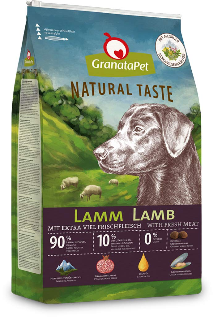 GranataPet Hundefutterbeutel mit Lammgeschmack und Hundemotiv vor einer grünen Landschaft.