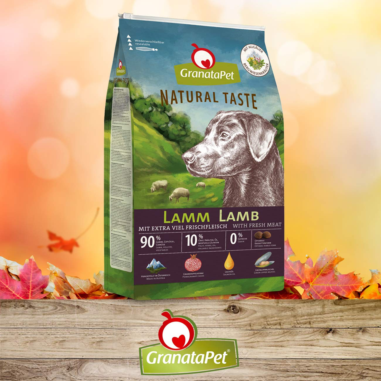 GranataPet Lamm Hundefutter-Beutel vor Herbsthintergrund mit bunten Blättern.