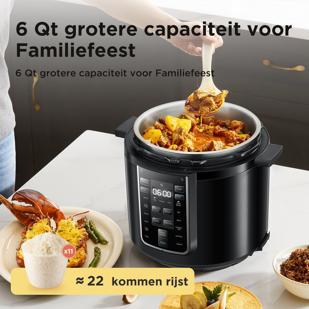 Multicuiseur noir avec plat de viande, cuillère et accompagnements sur une table de cuisine.
