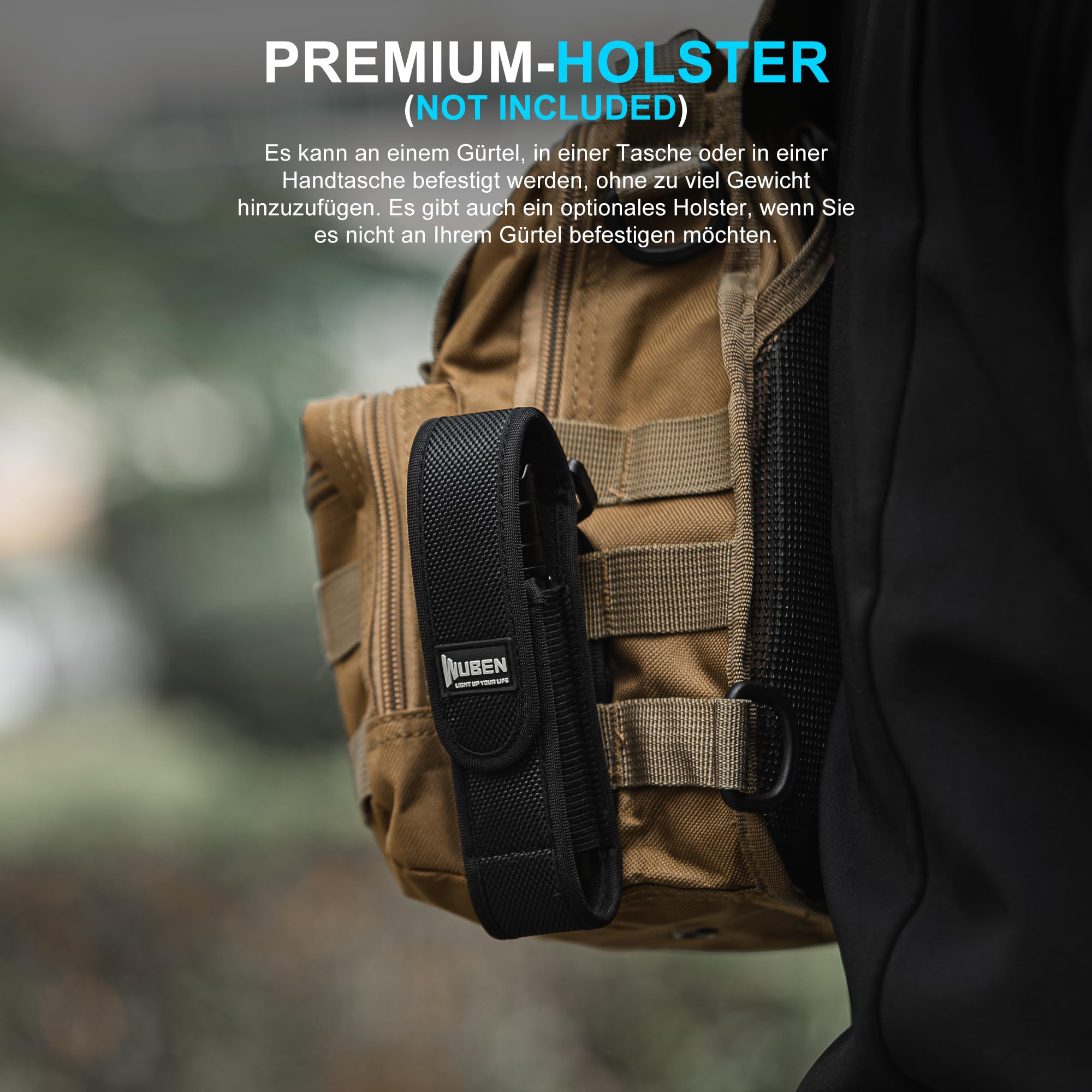 Un étui tactique noir est fixé sur un sac à dos marron, avec du texte allemand.