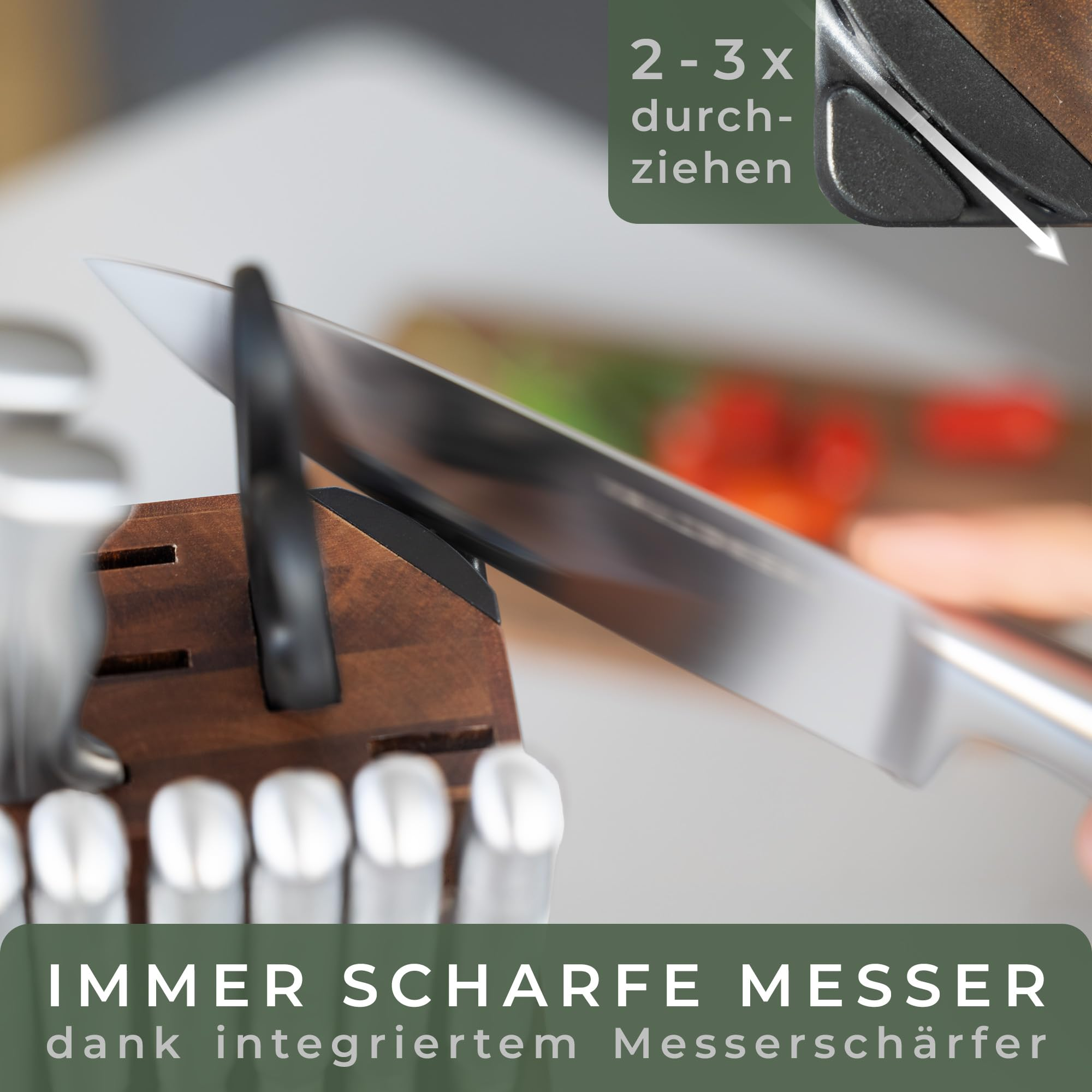 Ein Messer wird in einem Holzblock mit integriertem Messerschärfer geschärft.