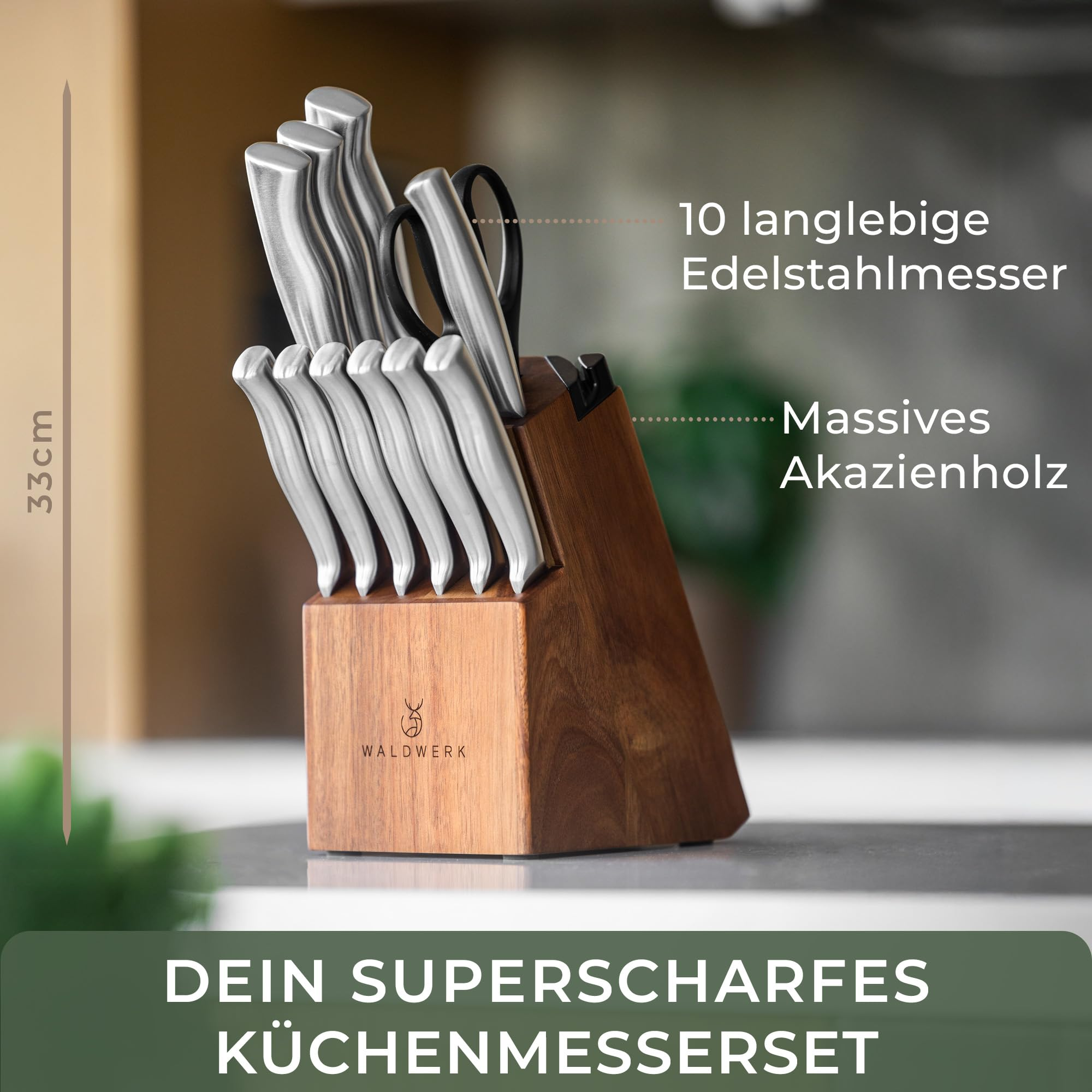 Ein hölzerner Messerblock mit silbernen Edelstahlmessern und einer Schere auf einer Küchentheke.
