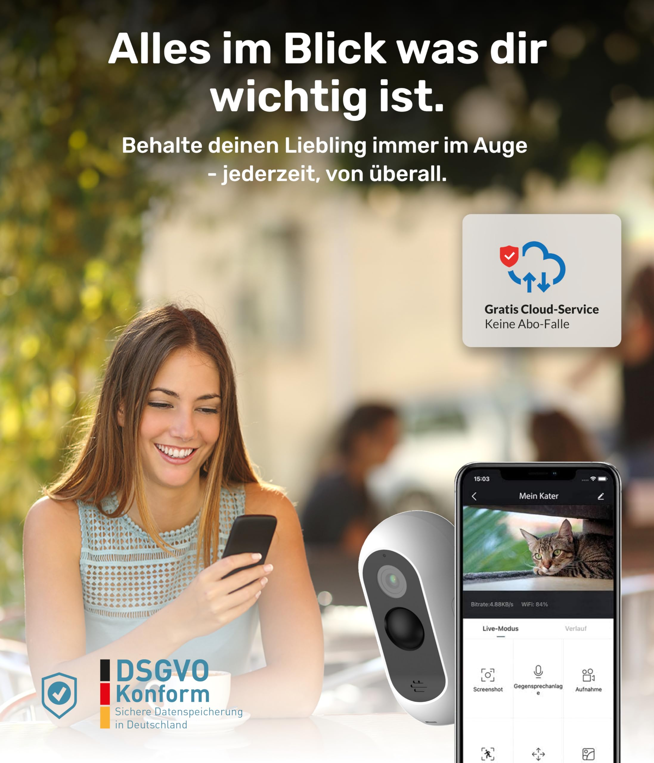 Una donna sorridente guarda il suo smartphone che mostra un gatto su un'app di sicurezza accanto a una telecamera.