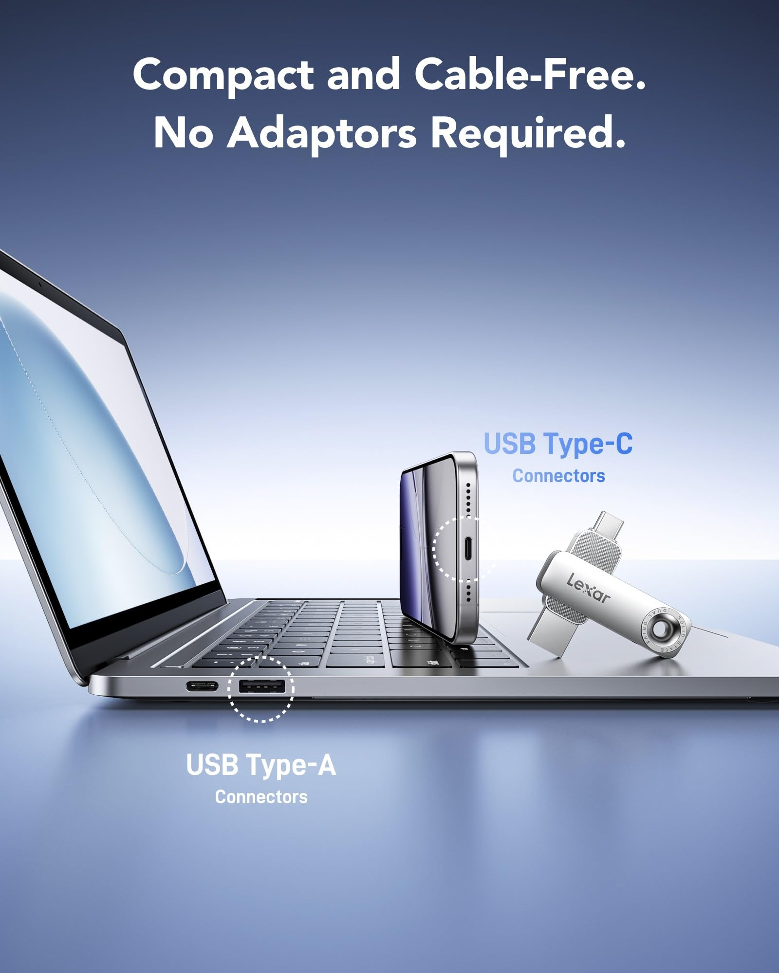 Una chiavetta USB Lexar e uno smartphone su un laptop mostrano i connettori USB Type-A e Type-C.
