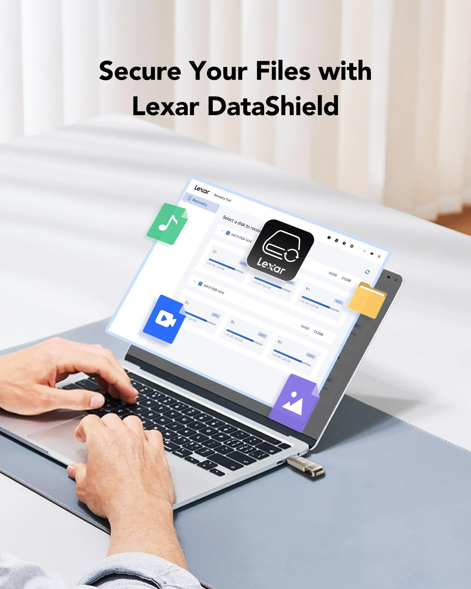 Persona che digita su un laptop che mostra il software Lexar DataShield e una chiavetta USB.