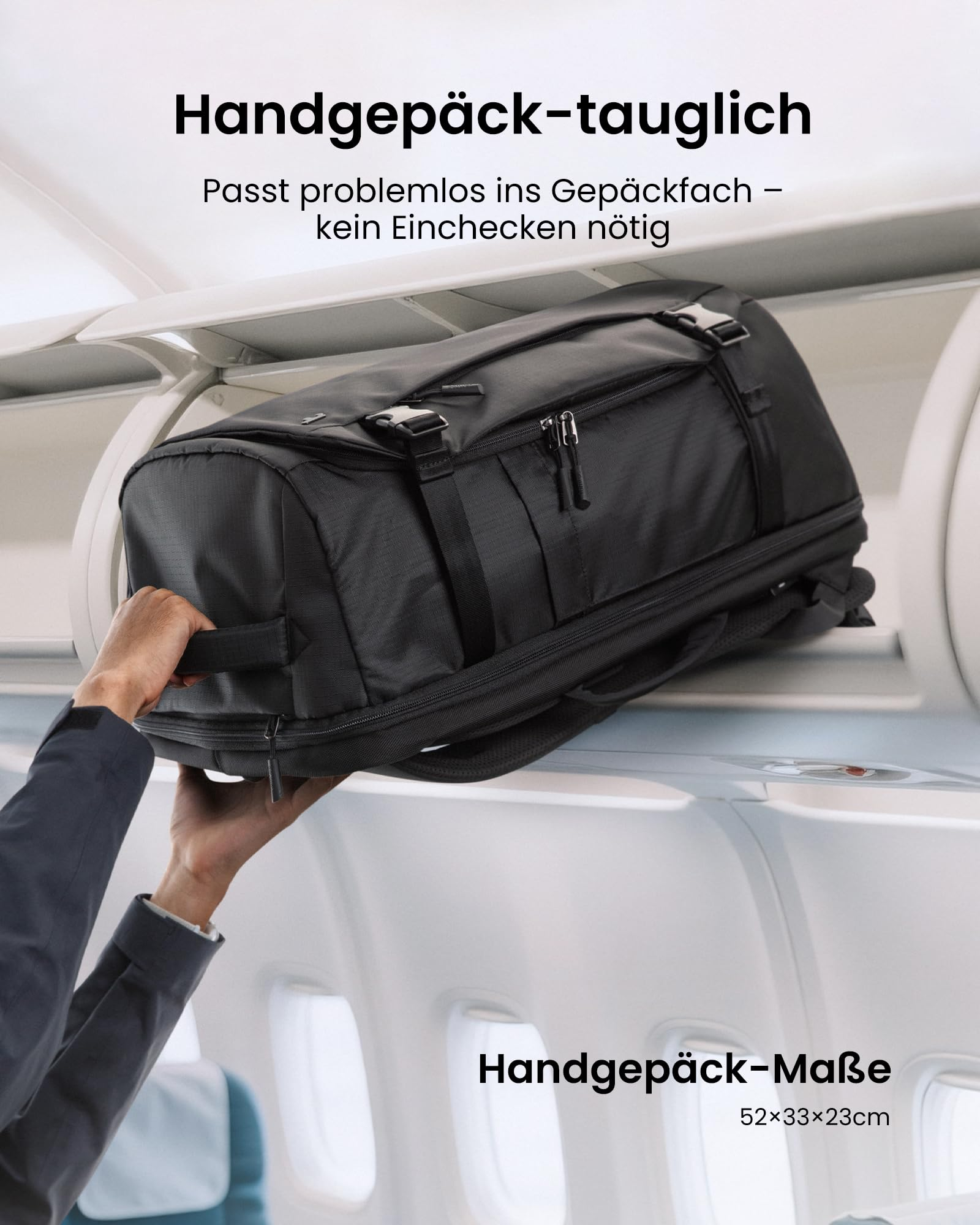 Eine Person legt ein schwarzes Handgepäck in das obere Gepäckfach eines Flugzeugs.