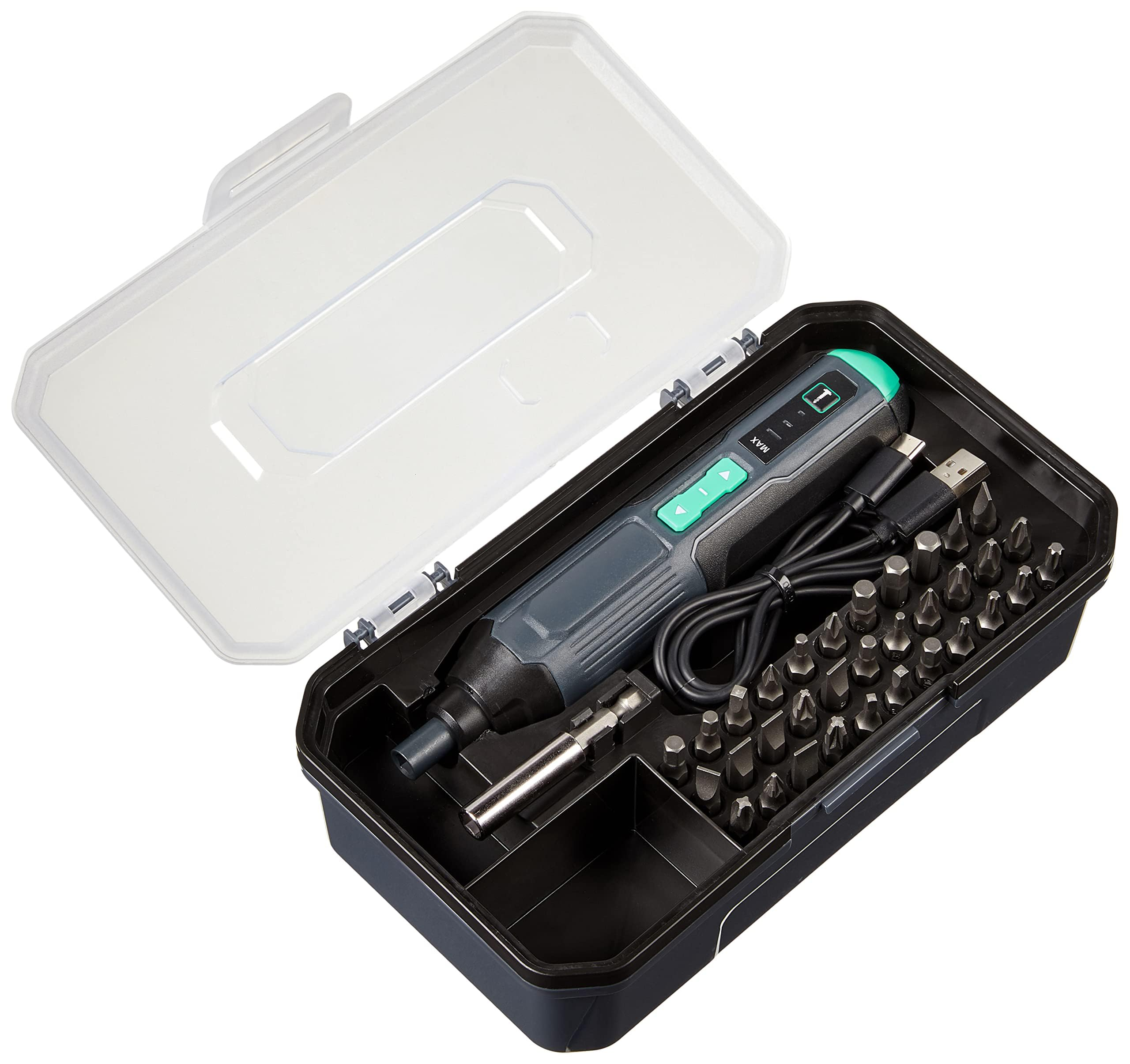 Ein Akkuschrauber mit USB-Kabel und vielen Bits in einer offenen Plastikbox auf weißem Hintergrund.