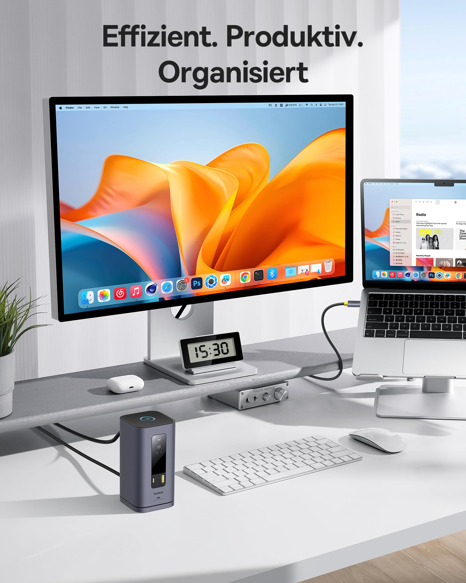 Scrivania ordinata con grande monitor, laptop, tastiera, mouse, docking station e testo in alto.