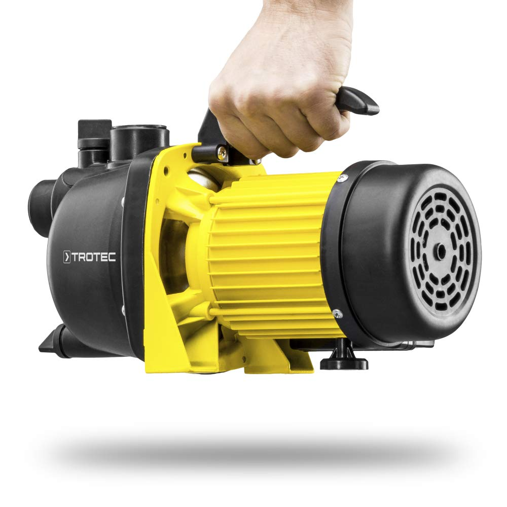 Eine Person hält eine gelb-schwarze Trotec Gartenwasserpumpe am Griff vor weißem Hintergrund.