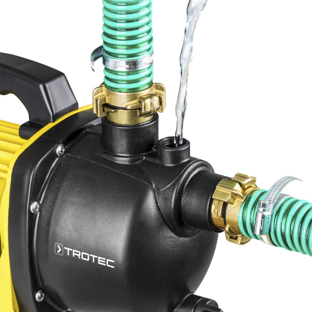 Wasser wird in eine schwarze Trotec Gartenpumpe mit grünen Schläuchen gefüllt.