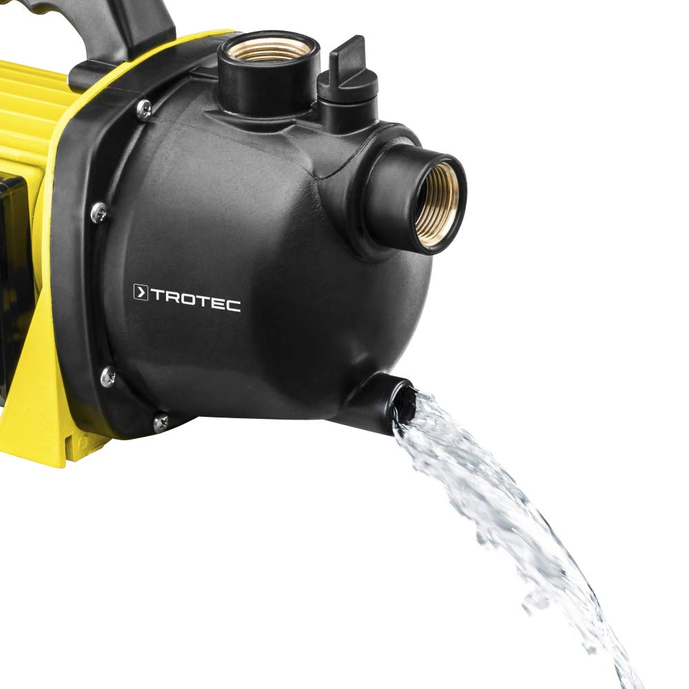Eine schwarz-gelbe Trotec-Wasserpumpe lässt einen Wasserstrahl aus dem unteren Auslass auf weißem Hintergrund fließen.